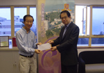 Alumnus Felix Lau from Hawaii presented a donation of $10,000 without hesitation to the Alumni Affairs Office in support of the publication of "CU Alumni" Magazine